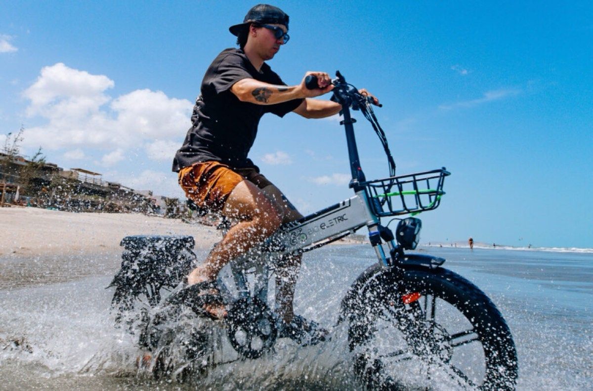 Bike elétrica fat bike na praia e trilha