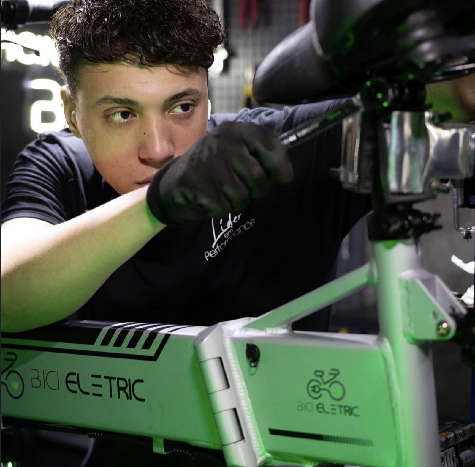Técnico da Bici Eletric fazendo manutenção em bicicleta elétrica