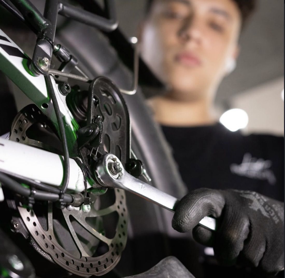 Detalhe de freio a disco sendo ajustado na oficina Bici Eletric